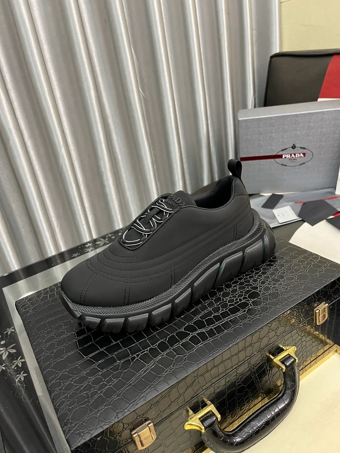 Men's shoes 💰560⌚️⌚️【PRADA】Prada - high-end quality original order 🔍🔍🔍 casual sports shoes - Upper: imported 🔝 Napa calfskin, pebbled calfskin, branded epoxy hollow mesh canvas, shoe body sewn with branded metal fasteners - Lining: water-dyed cowhide - Outsole: ultra-light TPU foam rubber; two-color molded outsole -Ultra-high quality control, fine workmanship, highlighting (high-end, nobility, class) -Size: 38-445️⃣colors available